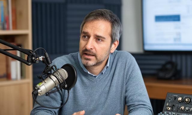 Grabación de episodio educativo universitario con profesor y micrófono de estudio